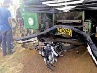 Furious Tipper's bicycle hit; Two killed on the spot | भरधाव टिप्परची दुचाकीला धडक; दोन जागीच ठार Furious Tipper's bicycle hit; Two killed on the spot | भरधाव टिप्परची दुचाकीला धडक; दोन जागीच ठार