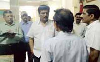 Health Minister's Inspector of Trauma Care Unit | आरोग्य मंत्र्यांकडून ट्रामा केअर युनिटची पाहणी Health Minister's Inspector of Trauma Care Unit | आरोग्य मंत्र्यांकडून ट्रामा केअर युनिटची पाहणी