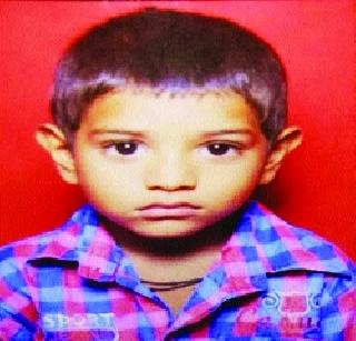 Mummy gets stuck in the car | गाडीमध्ये अडकून चिमुरड्याचा मृत्यू