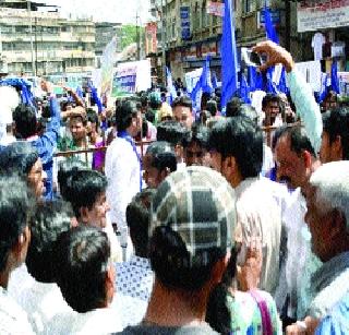 Powerful attack of project affected | प्रकल्पग्रस्तांची जोरदार धडक Powerful attack of project affected | प्रकल्पग्रस्तांची जोरदार धडक