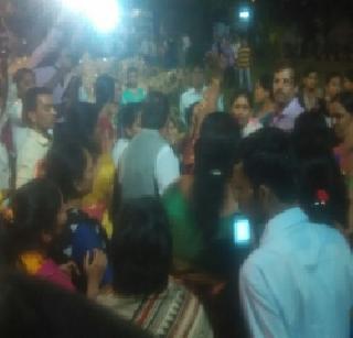 Marathwada dispute agitation: In the program of Nashik, Vijay Ghatal | मराठवाडा वाद पेटला : नाशिकमध्ये विजया रहाटकर यांच्या कार्यक्रमात गोंधळ Marathwada dispute agitation: In the program of Nashik, Vijay Ghatal | मराठवाडा वाद पेटला : नाशिकमध्ये विजया रहाटकर यांच्या कार्यक्रमात गोंधळ