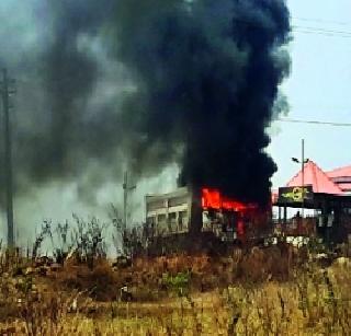 An angry crowd gathered at the Dumpar | संतप्त जमावाने पेटविला डंपर
