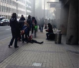Looks like a warrior - traveler to Brussels Airport | युद्धासारखे दृश्य होते - ब्रसेल्स विमानतळावरील प्रवासी Looks like a warrior - traveler to Brussels Airport | युद्धासारखे दृश्य होते - ब्रसेल्स विमानतळावरील प्रवासी