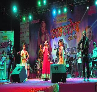 Vaishali Samant and Prasannjit Kosambi songs thundered | वैशाली सामंत व प्रसन्नजित कोसंबीच्या गाण्यांवर थिरकली तरुणाई