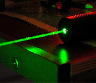 The boy lost sight of the laser pen | लेझर पेनमुळे मुलाने दृष्टी गमावली The boy lost sight of the laser pen | लेझर पेनमुळे मुलाने दृष्टी गमावली