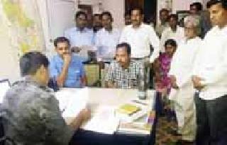 The office bearers and family members of the SDPO stitched to the office | पदाधिकारी व कुटुंबीयांचा एसडीपीओ कार्यालयात ठिय्या