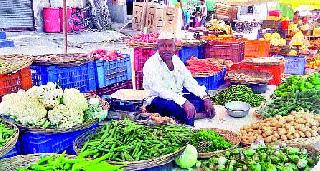 Drought: In the heat of the public; Run out of the market to buy merchants | दुष्काळात तेरावा : सर्वसामान्यांच्या खिशाला झळ; व्यापाऱ्यांची खरेदीसाठी बाहेरच्या बाजारपेठेत धाव