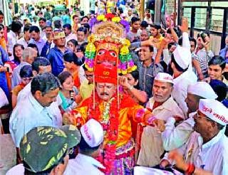 Famous Dajiba Veera procession, derived from the city of Nashik on the occasion of dustbins. | धूलिवंदनानिमित्त नाशिक शहरातून काढण्यात आलेली सुप्रसिद्ध दाजिबा वीराची मिरवणूक.