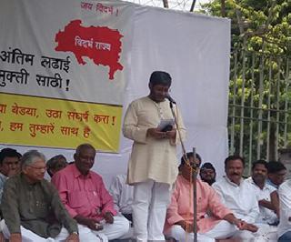 Western Maharashtra steals the money of Vidarbha - Shriheri Ane | पश्चिम महाराष्ट्र विदर्भाचा पैसा चोरतो - श्रीहरी अणे Western Maharashtra steals the money of Vidarbha - Shriheri Ane | पश्चिम महाराष्ट्र विदर्भाचा पैसा चोरतो - श्रीहरी अणे