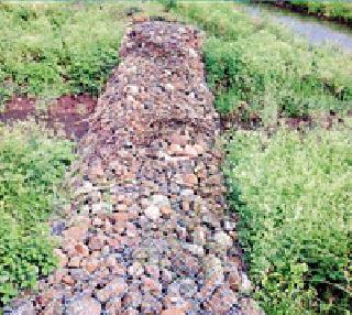 Due to the Jalakit Shivar Yojana, Water Sources will be affected by fissure | जलयुक्त शिवार योजनेमुळे जलस्रोताला फुटतोय पाझर