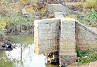 Millions of rupees in water | लाखों रुपये पाण्यात