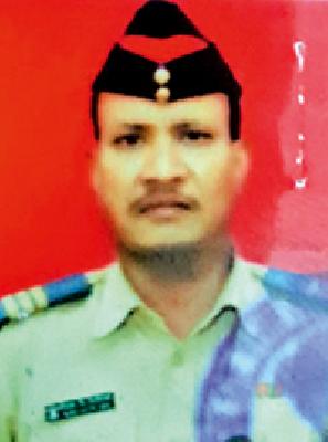 The fierce truck crushed the policemen | भरधाव ट्रकने पोलिसाला चिरडले