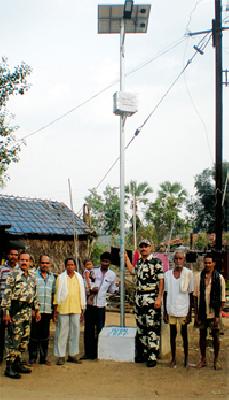 Gatta Prakashan with the help of CRPF | सीआरपीएफच्या मदतीने गट्टा गाव प्रकाशमान