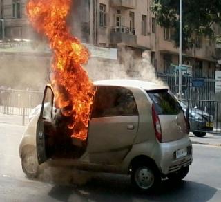Nano burns outside Churchgate station | चर्चगेट स्टेशनबाहेर नॅनो जळून खाक Nano burns outside Churchgate station | चर्चगेट स्टेशनबाहेर नॅनो जळून खाक