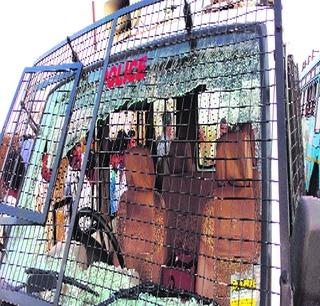 Police vehicle seized from villagers | गावक-यांकडून पोलिसांच्या वाहनाची तोडफोड