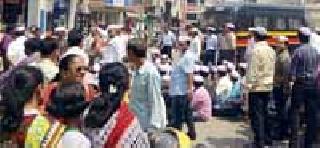 Stop the siren route ... | सराफांचा रास्ता रोको ... Stop the siren route ... | सराफांचा रास्ता रोको ...