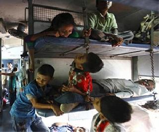 No new train rule, half-seat seat | रेल्वेचा नवा नियम, हाफ तिकीटावर मिळणार नाही सीट No new train rule, half-seat seat | रेल्वेचा नवा नियम, हाफ तिकीटावर मिळणार नाही सीट