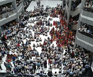 MLA Bachu Kadoo assaulting employee employee | आमदार बच्चू कडूंची मंत्रालयीन कर्मचा-याला मारहाण