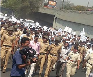 Movement on the streets of Sarafa protest against abolishing the movement | अबकारी कराविरोधात सराफांचं रस्त्यावर उतरुन आंदोलन