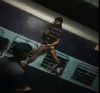 Water has become due to drinking, Hanging the train into a running train window | पाणी पिण्यावरून झाला वाद, तरूणाला धावत्या ट्रेनच्या खिडकीला लटकवले Water has become due to drinking, Hanging the train into a running train window | पाणी पिण्यावरून झाला वाद, तरूणाला धावत्या ट्रेनच्या खिडकीला लटकवले