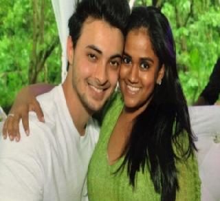 Salman Khan becomes Mama, Arpita, Ayush gets 'boy' | सलमान बनला मामा, अर्पिता-आयुषला झाला 'मुलगा' Salman Khan becomes Mama, Arpita, Ayush gets 'boy' | सलमान बनला मामा, अर्पिता-आयुषला झाला 'मुलगा'