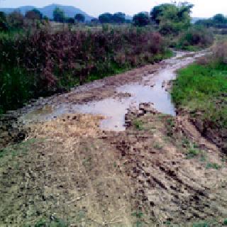 The plight of the Hivra-Hatti Daoi Pandan road | हिवरा-हत्तीडोई पांदण रस्त्याची दुर्दशा