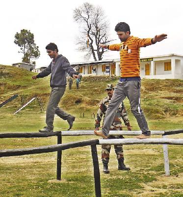 The facilities of the army | लष्करच करतंय भाकरीची सोय The facilities of the army | लष्करच करतंय भाकरीची सोय