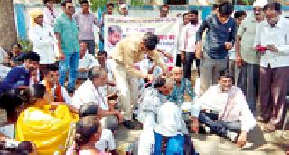 Munda agitation in front of District Collector's office | प्रहारचे जिल्हाधिकारी कार्यालयासमोर मुंडण आंदोलन Munda agitation in front of District Collector's office | प्रहारचे जिल्हाधिकारी कार्यालयासमोर मुंडण आंदोलन