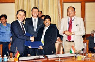 3750 crores from the German bank for Nagpur Metro | नागपूर मेट्रोसाठी जर्मनीच्या बँकेकडून ३७५० कोटी रुपये 3750 crores from the German bank for Nagpur Metro | नागपूर मेट्रोसाठी जर्मनीच्या बँकेकडून ३७५० कोटी रुपये