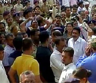 The atmosphere in Shanishnangapura, Chigalala and Trupti Desai's thiya agitation | शनिशिंगणापूरमधील वातावरण चिघळलं, तृप्ती देसाईंचं ठिय्या आंदोलन