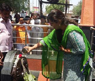 Pankaja Mundanei before Trupti Desai | तृप्ती देसार्इंच्या अगोदर पंकजा मुंडेंनी घेतले शनिदर्शन Pankaja Mundanei before Trupti Desai | तृप्ती देसार्इंच्या अगोदर पंकजा मुंडेंनी घेतले शनिदर्शन