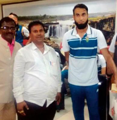 The African players gave an introduction to the attitude | द.अफ्रिकेच्या खेळाडूंनी दिला खिलाडू वृत्तीचा परिचय The African players gave an introduction to the attitude | द.अफ्रिकेच्या खेळाडूंनी दिला खिलाडू वृत्तीचा परिचय