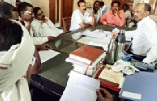 Farmers' gheraos to the sub-registrars | उपनिबंधकांना शेतकऱ्यांचा घेराव Farmers' gheraos to the sub-registrars | उपनिबंधकांना शेतकऱ्यांचा घेराव