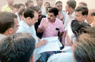 Teacher assembly | शिक्षक आमदारांना घेराव Teacher assembly | शिक्षक आमदारांना घेराव