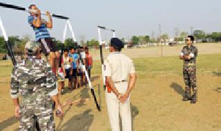 Police recruitment with intense heat | उन्हाच्या तीव्रतेने पोलीस भरतीत कसरत Police recruitment with intense heat | उन्हाच्या तीव्रतेने पोलीस भरतीत कसरत