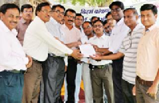 The dams of Vidarbha-Konkan employees | विदर्भ-कोकणच्या कर्मचाऱ्यांचे धरणे