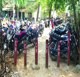 Parking problem in nerr serious | नेरळमध्ये पार्किंगची समस्या गंभीर Parking problem in nerr serious | नेरळमध्ये पार्किंगची समस्या गंभीर