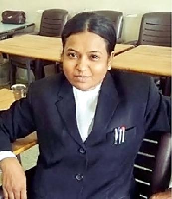 The women's lawyer was beaten by a police van | महिला वकिलाला पोलीस व्हॅनने चिरडले