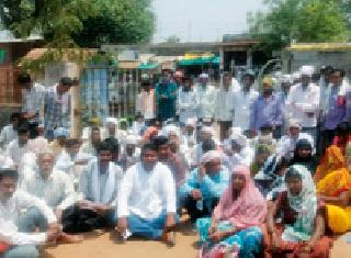 Due to inadequacy of house rent beneficiaries in the Rajkurite movement | घरकूल लाभार्थ्यांना अपात्र ठरविल्याने राजुऱ्यात धरणे आंदोलन