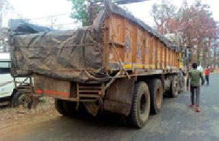 The villagers stopped the three trucks carrying iron ore | लोहखनिज नेणारे तीन ट्रक ग्रामस्थांनी रोखले The villagers stopped the three trucks carrying iron ore | लोहखनिज नेणारे तीन ट्रक ग्रामस्थांनी रोखले