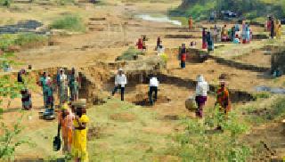 Gondia trailing behind Rohoyo's work | रोहयोच्या कामात विभागात गोंदिया पिछाडीवर Gondia trailing behind Rohoyo's work | रोहयोच्या कामात विभागात गोंदिया पिछाडीवर