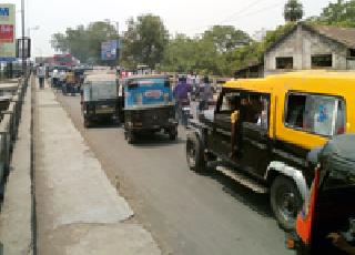 Traffic on the flyover | उड्डाण पुलावर वाहतुकीचा खोळंबा Traffic on the flyover | उड्डाण पुलावर वाहतुकीचा खोळंबा