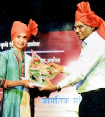 The glory of Pushpa Tidke, which is irrigating solar energy | सौरऊर्जेवर सिंचन करणाऱ्या पुष्पा तिडके यांचा गुणगौरव