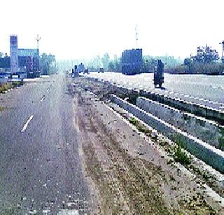 The divider on the highway broke | महामार्गावरील दुभाजक तोडले