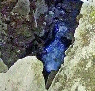 The death of the pedestrians lying in the pit | खड्ड्यात पडून पादचाऱ्याचा मृत्यू