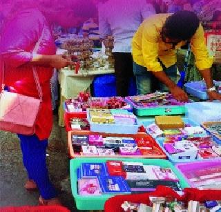 'Black' market of cosmetics | सौंदर्य प्रसाधनांचा ‘काळा’ बाजार 'Black' market of cosmetics | सौंदर्य प्रसाधनांचा ‘काळा’ बाजार