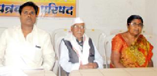 Action taken by retaliation without inquiry | चौकशी न करता सूडबुद्धीने केली कारवाई