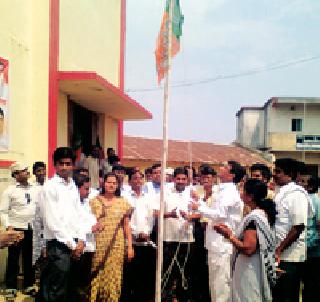 Marathon Championship MPs inaugurated | मॅराथॉन स्पर्धेचे खासदारांचे हस्ते उद्घाटन Marathon Championship MPs inaugurated | मॅराथॉन स्पर्धेचे खासदारांचे हस्ते उद्घाटन