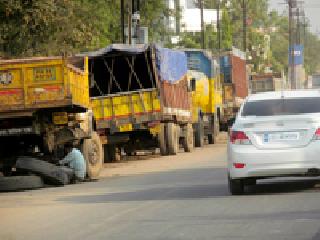 Transgression of transport professionals on the state road | ट्रान्सपोर्ट व्यावसायिकांचे राज्य मार्गावर अतिक्रमण Transgression of transport professionals on the state road | ट्रान्सपोर्ट व्यावसायिकांचे राज्य मार्गावर अतिक्रमण