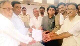 Execution of ex-mayor | माजी नगराध्यक्षांवरील हल्ल्याचा तीव्र निषेध Execution of ex-mayor | माजी नगराध्यक्षांवरील हल्ल्याचा तीव्र निषेध